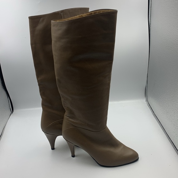 Heeled leather boots. - Picture 2 of 6